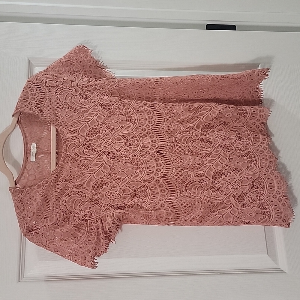 𝅺MAURICES lace split back top. Size medium.